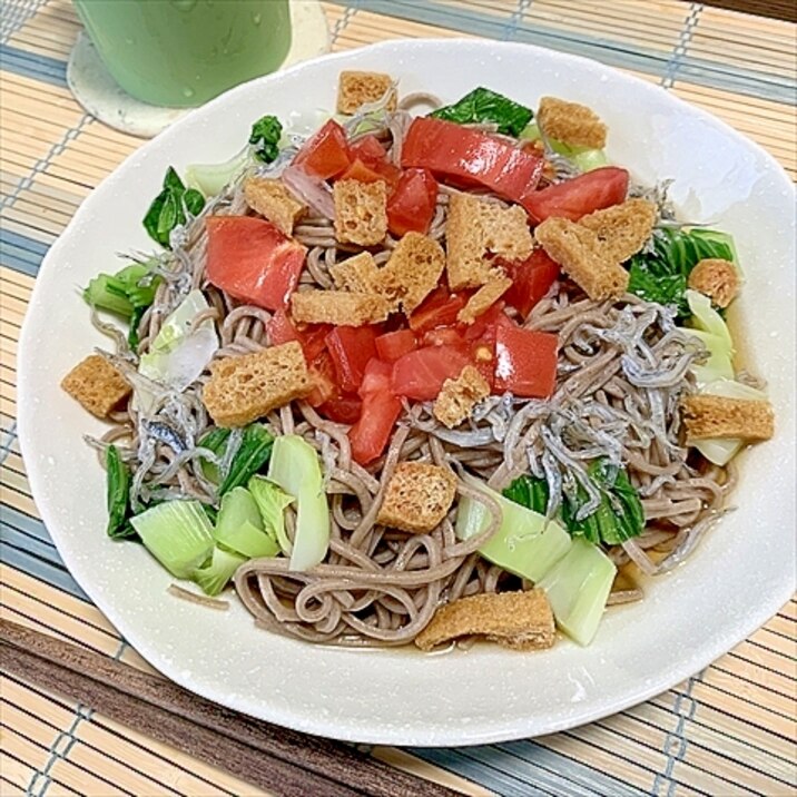 サラダちんげん菜とトマトで夏色ぶっかけ蕎麦